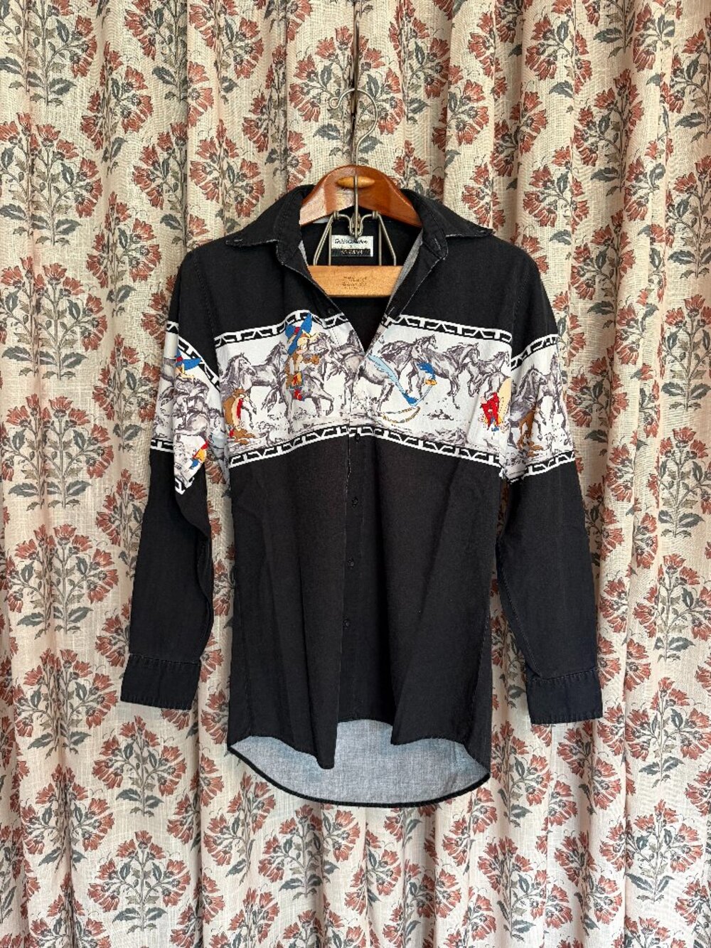 Men's Karman Gold Collection Looney Tunes Horse Button Down Shirt Medium